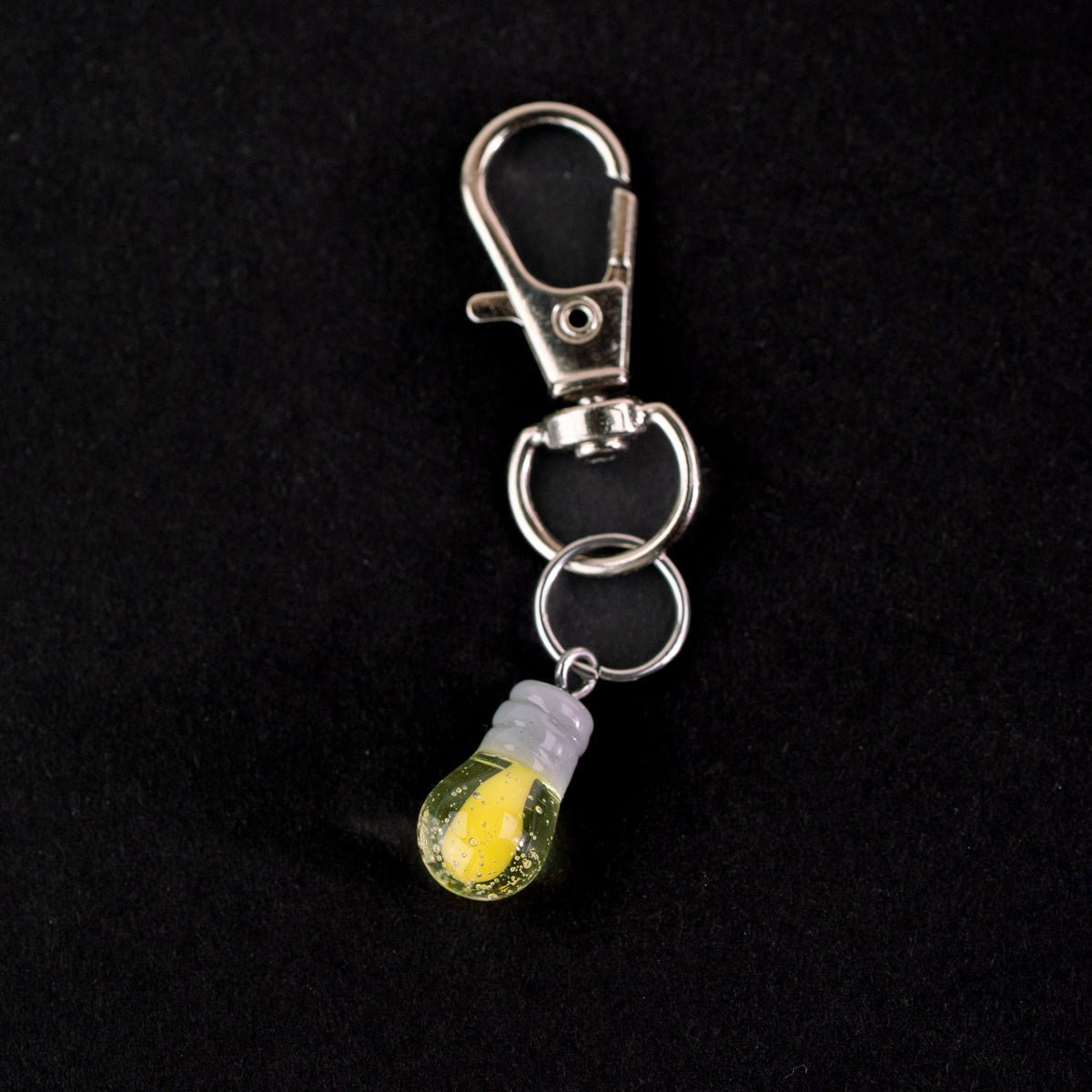 Light bulb glass charm displayed on a Puffco case for everyday carry
creative-glass-puffco-charm-light-bulb